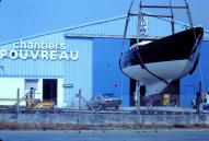 Le bateau Euromarché, ex-Pen Duick VI d'Eric Tabarly, restauré, sortant du chantier Pouvreau en 1981.