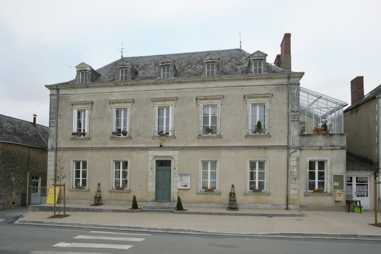 Ferme dite de la Grande Maison, puis maison, puis mairie-école de garçons, actuellement école maternelle et primaire - 9 rue des Deux-Églises, Saulges