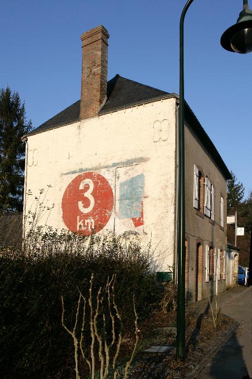 Route de Tours à Forcé, Mayenne. Publicité peinte après la création de la marque Elf et de son logo en 1967.