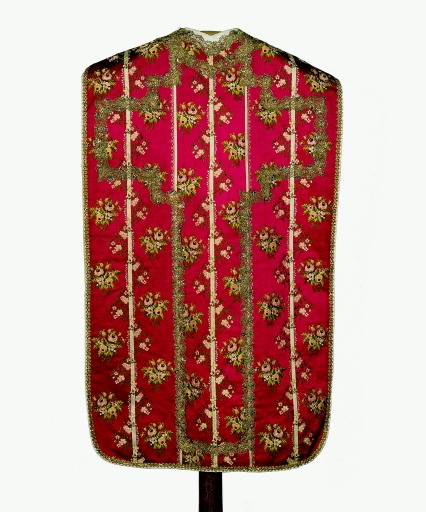 Ornement rouge n° 1 : chasuble, étole, voile de calice, dalmatique, tunique, 3 manipules