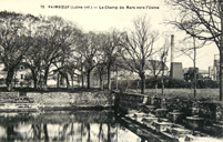 Vue de l'usine depuis le lavoir du Champ de Mars au début du XXe siècle.