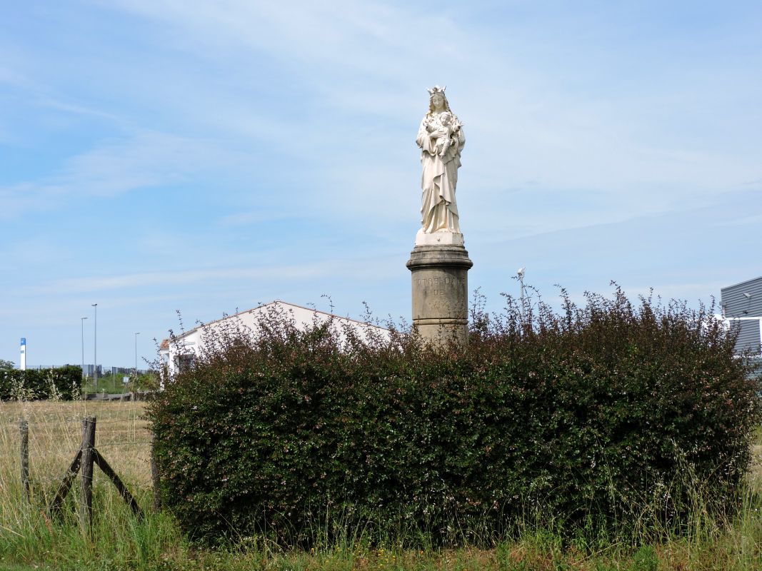 Statue monumentale de la Vierge à l'Enfant, dite Notre Dame de Vix, rue du Stade