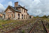 Gare de Benet, actuellement maison, maison de garde-barrière et halle aux marchandises