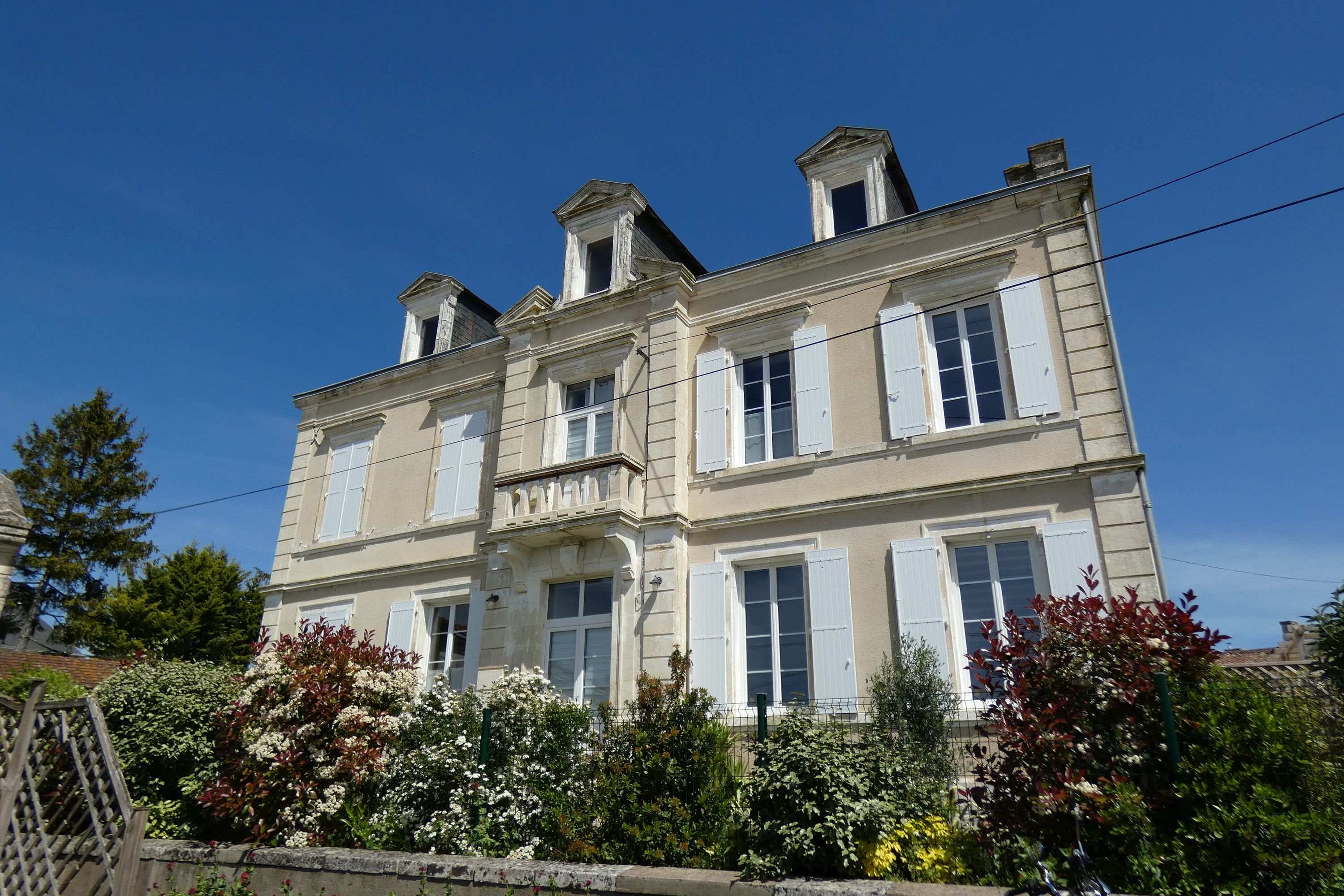 Presbytère puis école primaire publique de filles, actuellement maison et centre socio-culturel