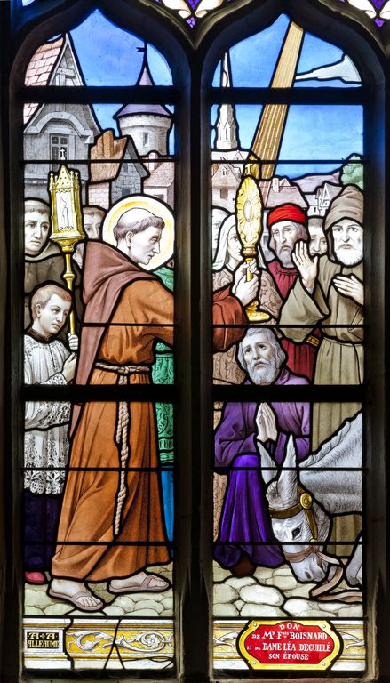Ensemble de 2 verrières historiées : sainte Jeanne d'Arc entendant les voix, saint Antoine de Padoue contraint une mule à s'agenouiller devant l'hostie (baies 9 et 10) - Église paroissiale Saint-Martin, Cuillé