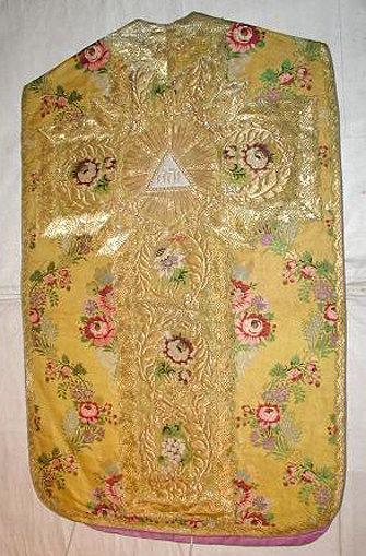 Ornement doré n° 1 : chasuble, étole, manipule, voile de calice, bourse de corporal