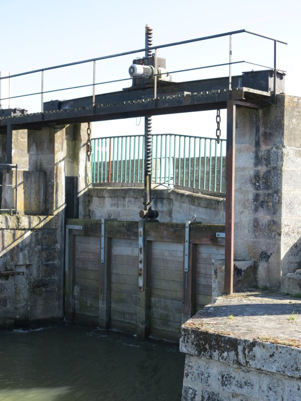 Portes du canal des Cinq Abbés, maison de garde