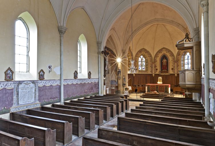 Monument aux morts, église paroissiale Saint-Charles de Saint-Charles-la-Forêt