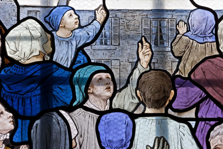 Ensemble de 3 verrières historiées : apparitions de la Vierge à la Salette, à Lourdes et à Pontmain (baies 3, 4 et 6) - Église paroissiale Saint-Pierre, Laubrières
