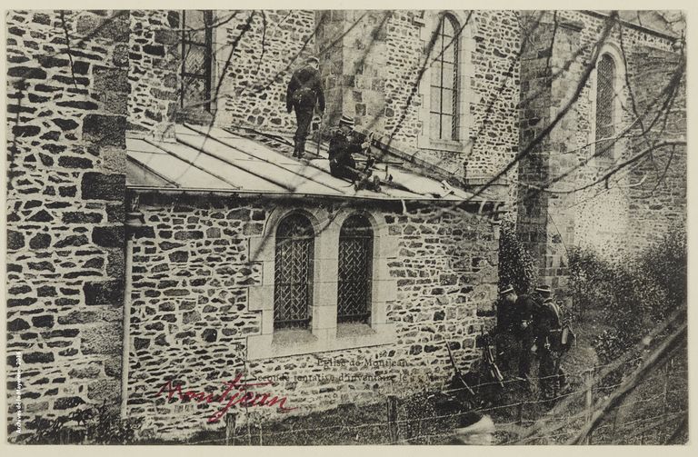 Verrière historiée : gendarmes brisant une verrière lors de l'inventaire de 1906 (baie 9) - Église paroissiale Saint-Martin, Montjean