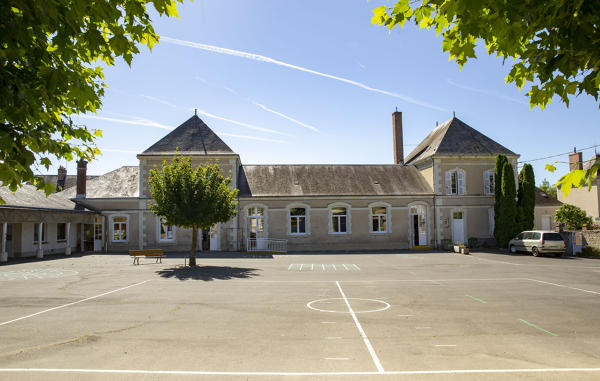 École communale de garçons, actuellement école Paul Segrétain groupe 1, 2 avenue de la Gare