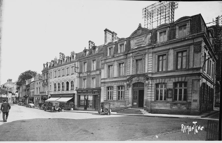 Poste, actuellement banque, place des Acacias