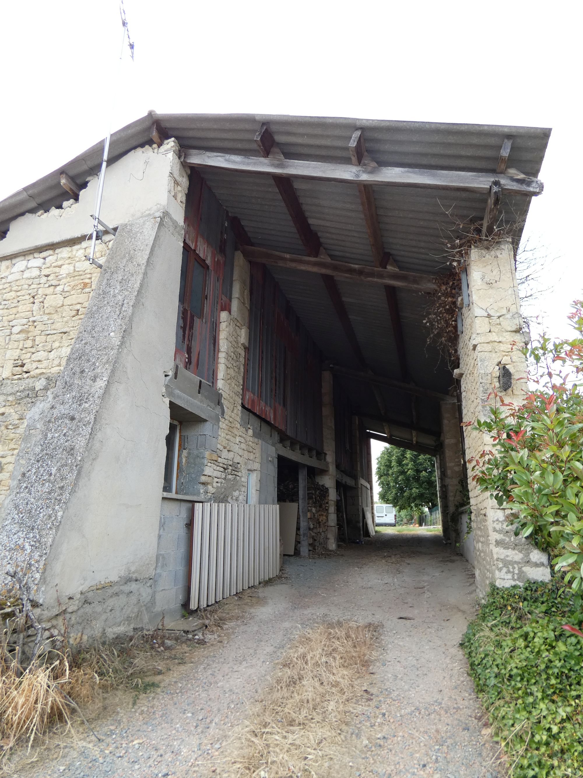 Hôtel, magasin de commerce, maison, 17 route de Benet