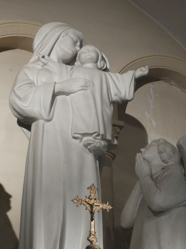 Autel (maître autel), tabernacle, statues de la Vierge à l'Enfant et d'anges