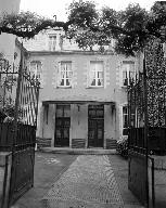 Hôtel, 42 rue du Jeu-de-Paume, Laval