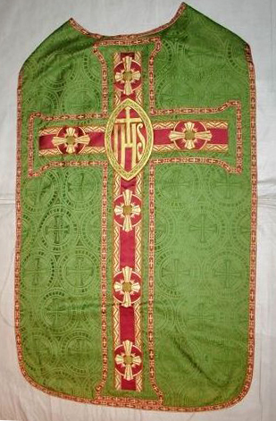 Ornement vert n° 12 : chasuble, étole, bourse de corporal, voile de calice