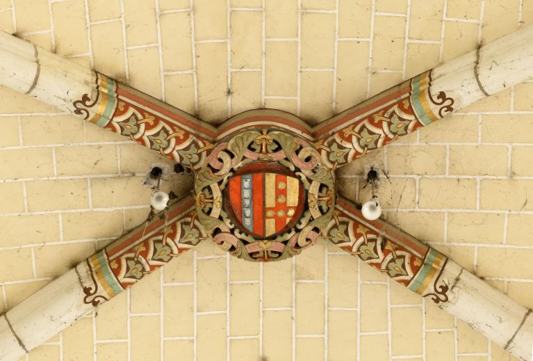 Clef de voûte, peinture monumentale : décor ornemental et héraldique, croix de consécration