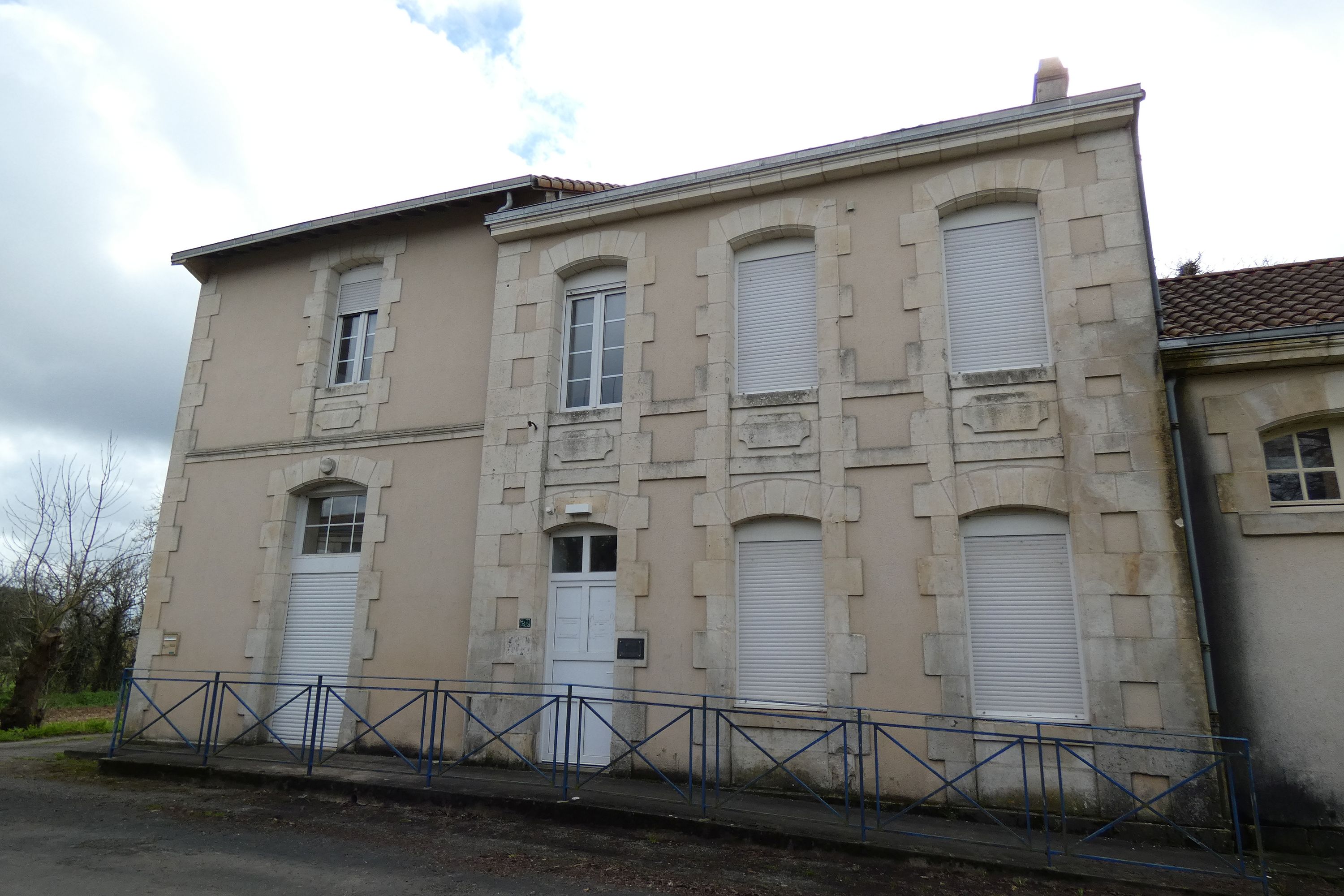 Mairie et école primaire de Sainte-Christine, actuellement salle des fêtes, 24 rue du Champ-de-la-Ville