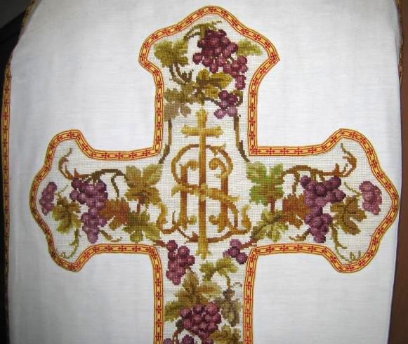 Ornement blanc n° 2 : chasuble, étole, bourse de corporal, voile de calice