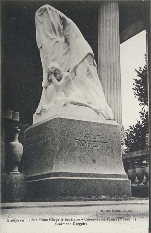 Statue : Femme enveloppant le buste de Jacques Robert - Chapelle funéraire de la famille Robert-Glétron