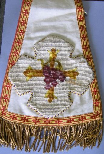 Ornement blanc n° 2 : chasuble, étole, bourse de corporal, voile de calice