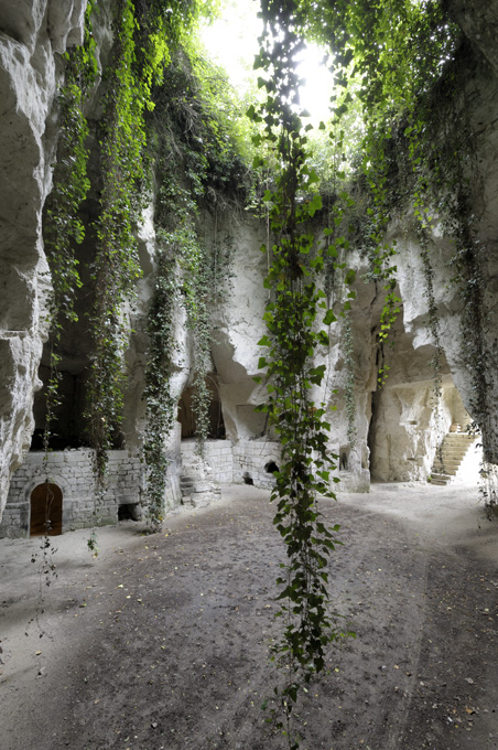 Carrière souterraine, puis demeures et édifice artisanal de production de prunes séchées, aujourd'hui maison dite Bellevue, 1 place des Dames-de-Tourzel, Montsoreau