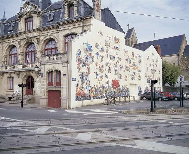 Peinture monumentale du mur de la mairie-annexe de Doulon, à Nantes : le Mur des trois soleils