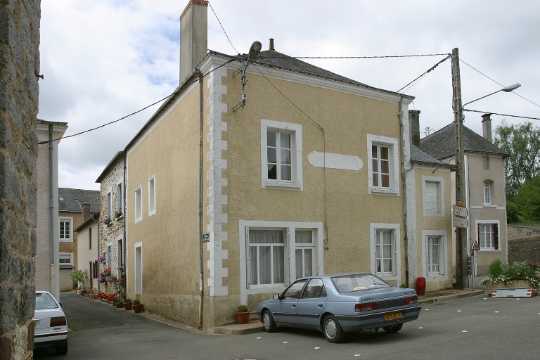 Maison - 1 place de l'église, Saint-Jean-sur-Erve