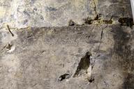 Des graffiti et une date portée (1780) à l'intérieur du cloître.