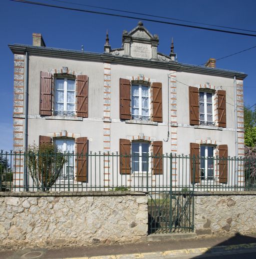 Maison de maître de Réveillon (détruite) puis mairie-école primaire, actuellement maison et mairie