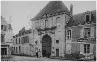 L'entrée de l'abbaye, la Maison centrale de détention et la gendarmerie (actuelle place des Plantagenêts), vers 1920-1940.