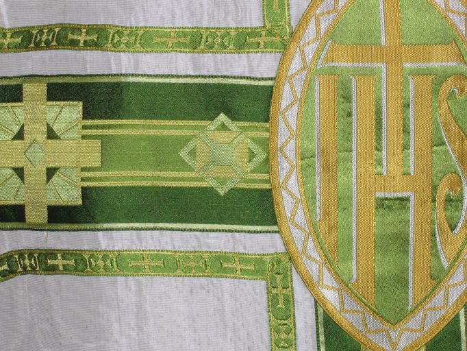 Ornement blanc n° 11 : chasuble, étole, bourse de corporal, voile de calice