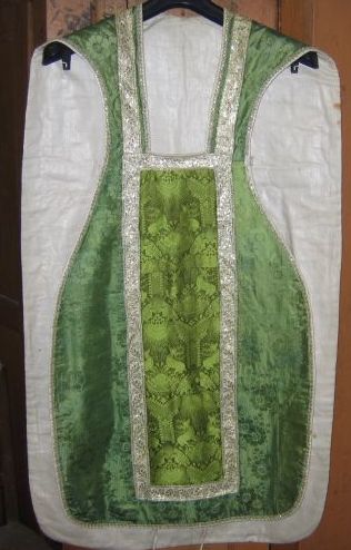 Ornement vert n° 5 : chasuble, étole, manipule, bourse de corporal, voile de calice, pale