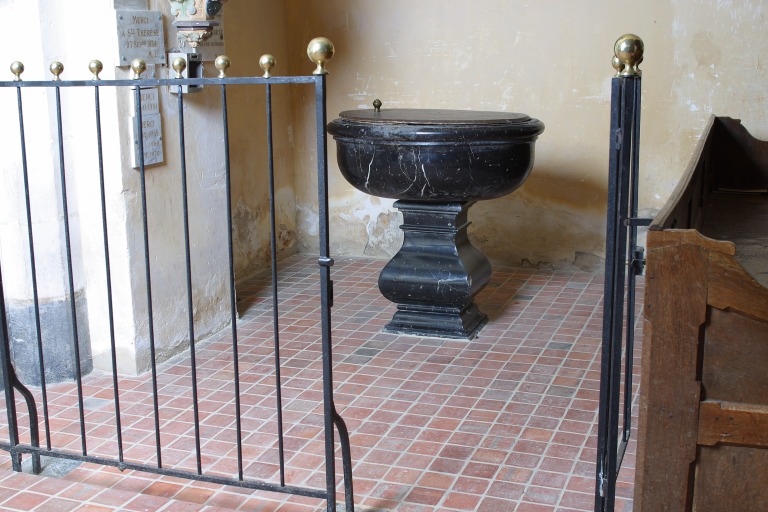 Fonts baptismaux - Église paroissiale Saint-Jean-Baptiste, Saint-Jean-sur-Erve