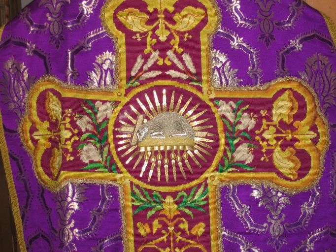 Ornement violet n° 2 : chasuble, étole, bourse de corporal, manipule, voile de calice