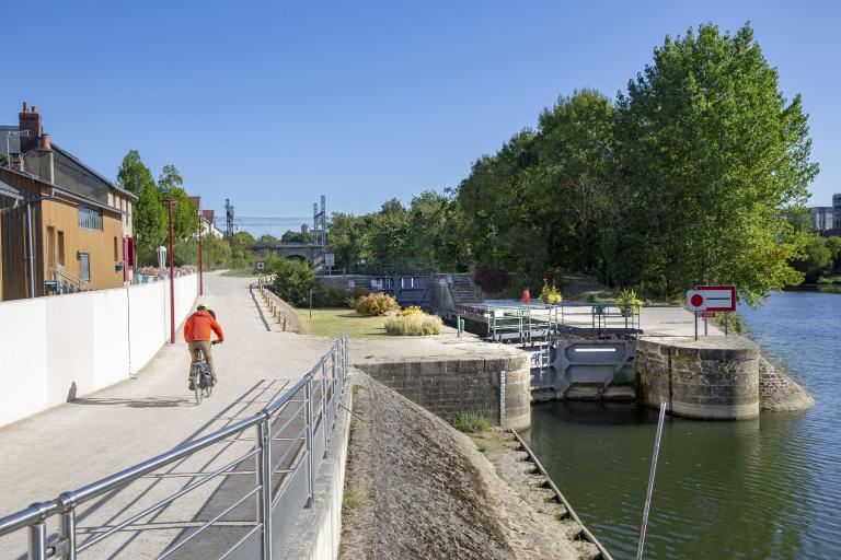 Le canal et l'écluse du port du Mans