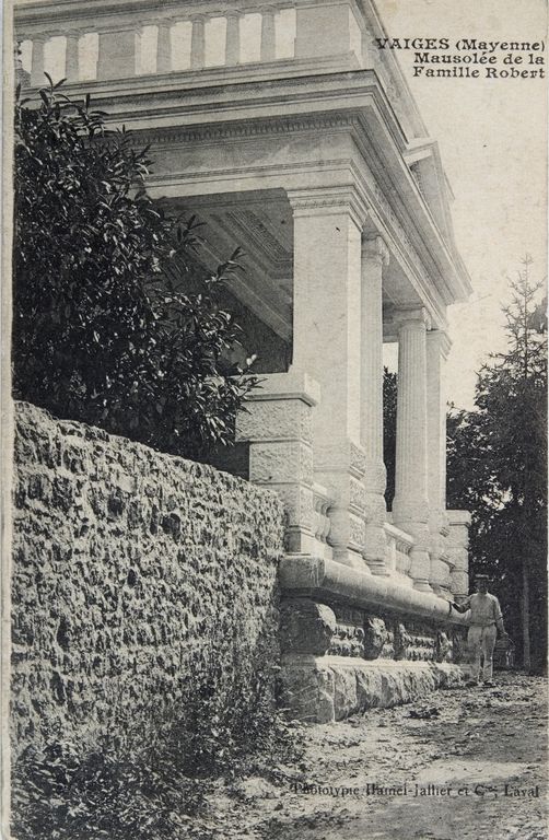 Chapelle funéraire de la famille Robert-Glétron et mausolée de Jacques Robert, cimetière de Vaiges