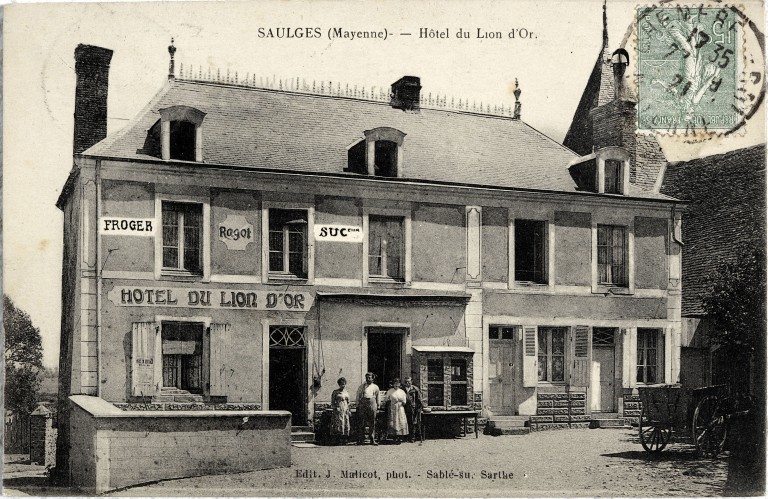 Maison du Porche, puis hôtel du Lion d'or, actuellement maison - 1 place Saint-Pierre, Saulges