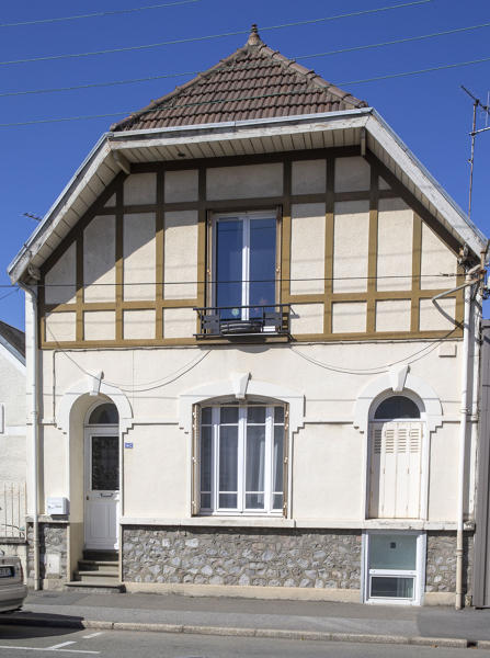 Vue d'une maison avec faux pans de bois avenue Olivier-Heuzé.