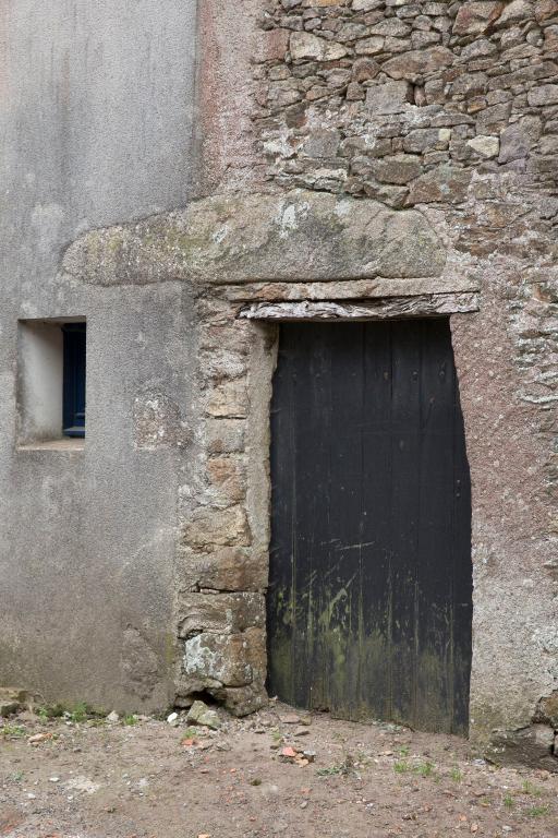 Porte d'habitation à linteau de granite légèrement en bâtière. La Grenaudière, Maisdon-sur-Sèvre.