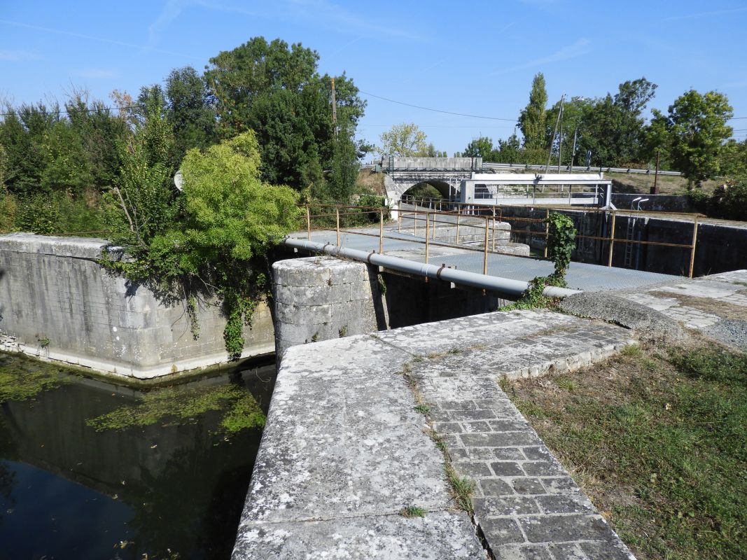 Aqueduc et écluse du Gouffre ; Route de La Rochelle