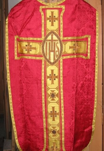 Ornements rouges : 2 chasubles