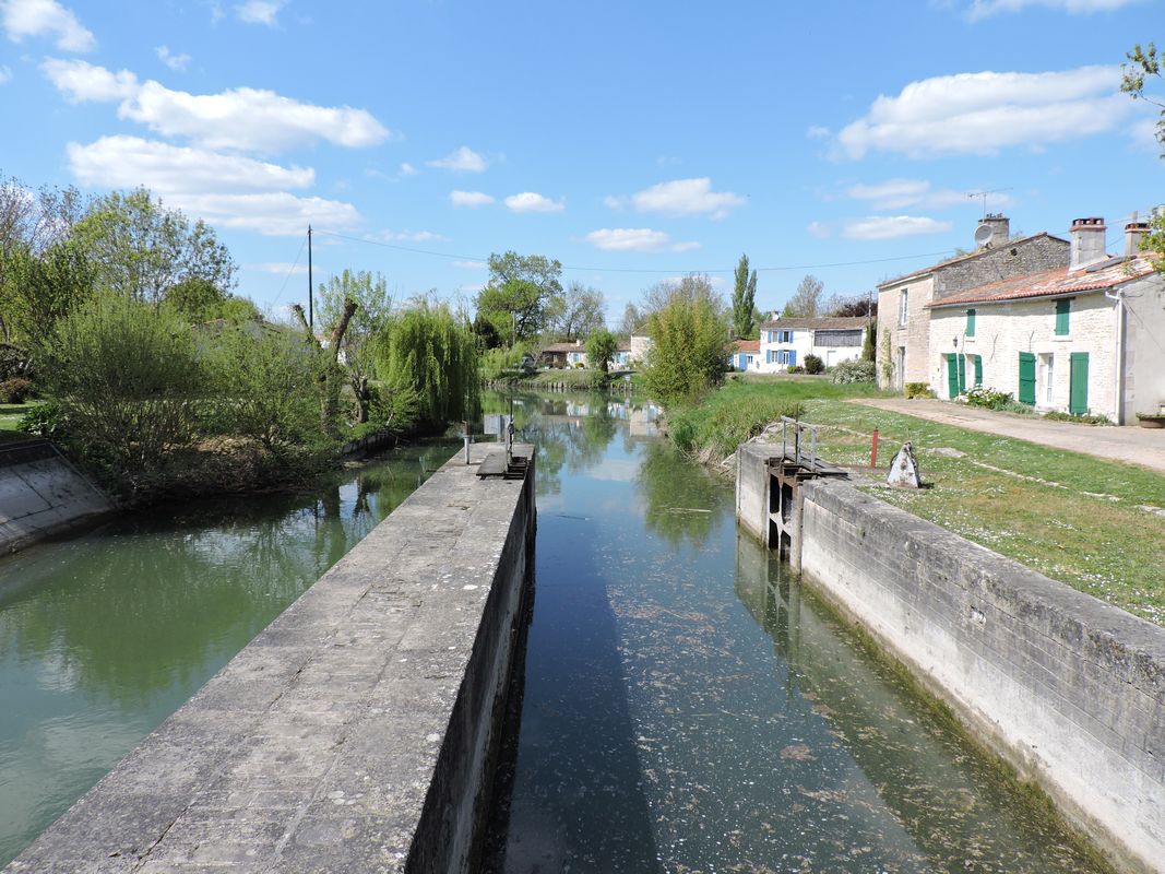 Barrage éclusé du canal du Mignon