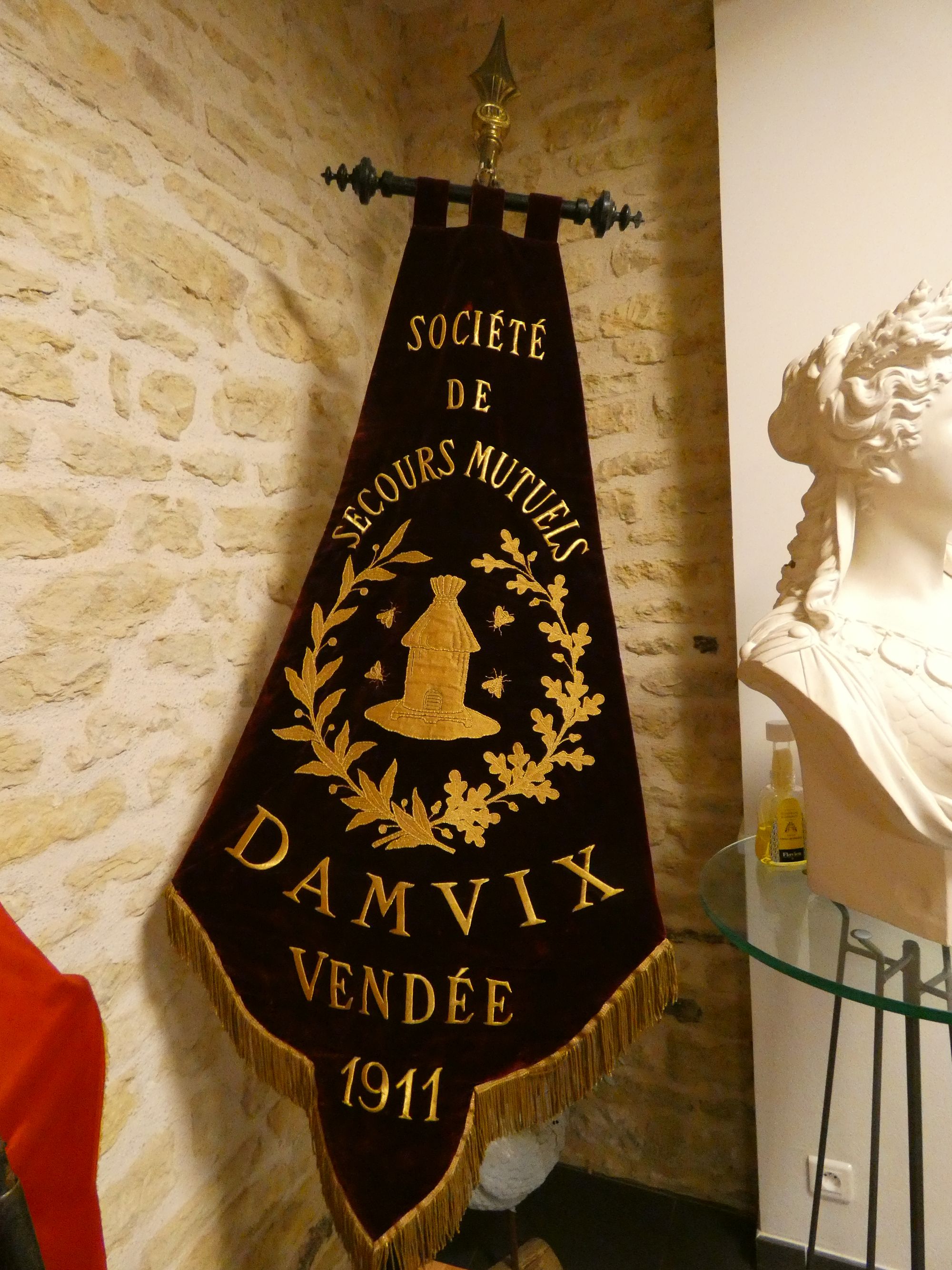 Bannière de la Société de secours mutuels de Damvix