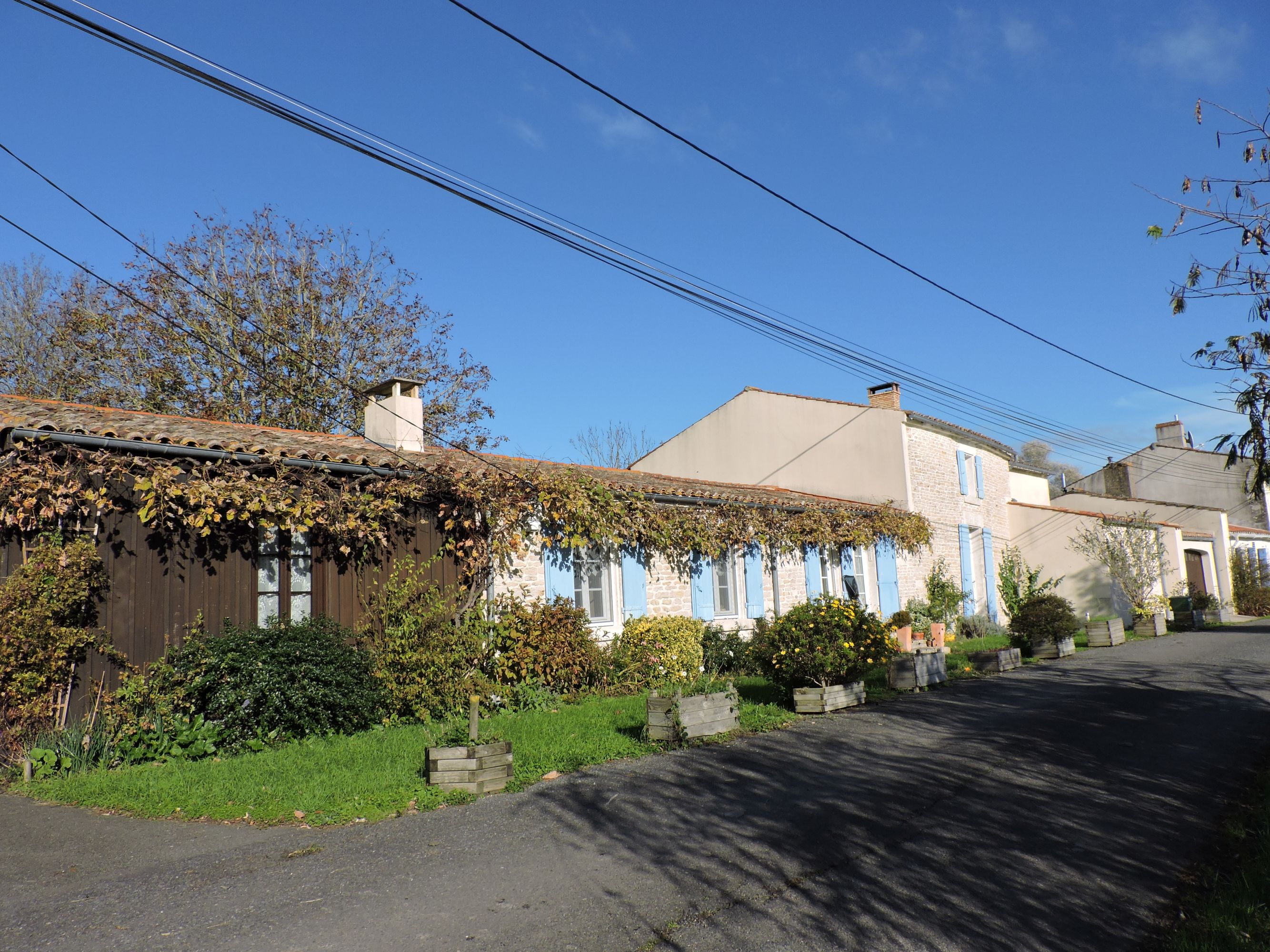 Ferme dite la hutte à Bouchet, atelier d'artisan, actuellement maison ; Bazoin, 5 chemin de Bazoin