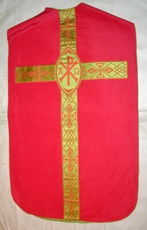 Ornement rouge n° 13 : chasuble, étole, voile de calice, bourse de corporal