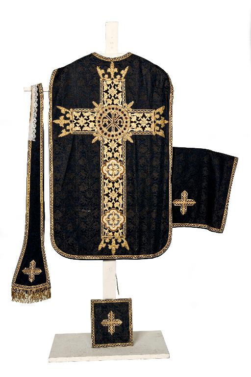 Ornement noir : chasuble, étole, voile de calice, bourse de corporal - Église Notre-Dame-de-l'Assomption, La Rouaudière