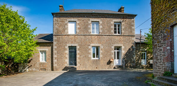 Mairie-école des garçons de Niort-la-Fontaine, actuellement maison