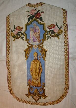 Ornement blanc de Saint-Aubin : chasuble, étole, bourse de corporal