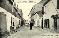 La rue Pierre-Chevry au début du XXe siècle, depuis les logements dépendant de la maison n° 25 rue Pierre-Jubau (à gauche) vers la rue Pasteur.